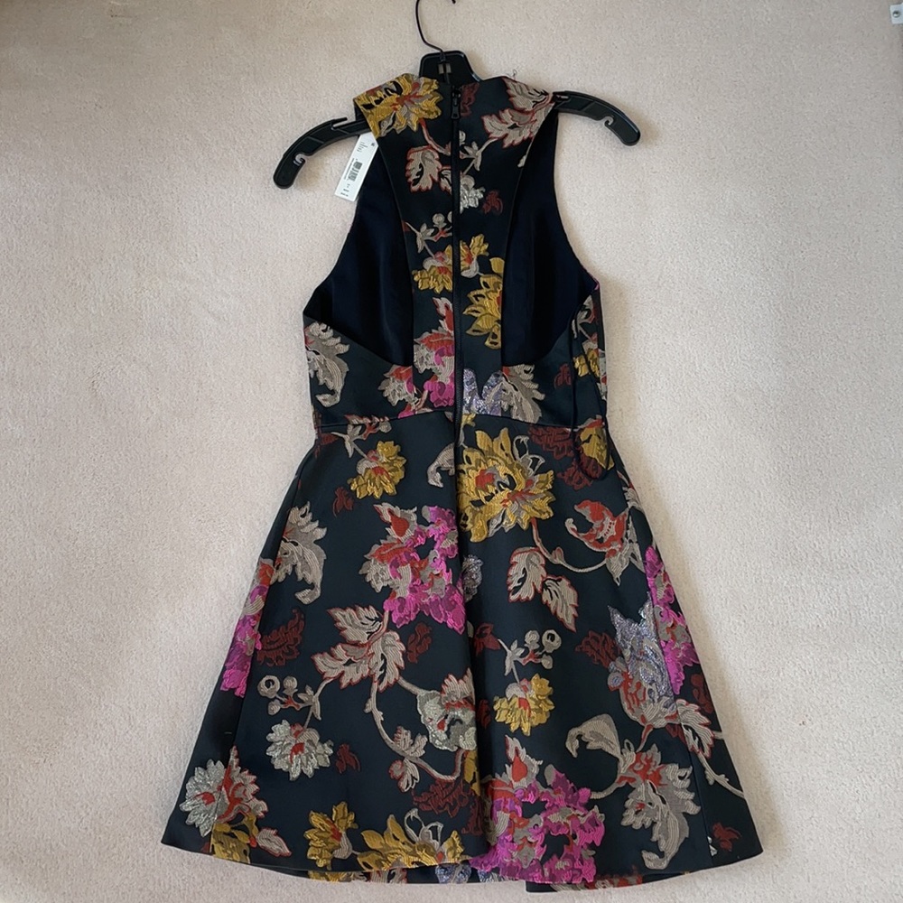 Alice & Olivia jacquard silk floral v neck dress NWT - Picture 2 of 3